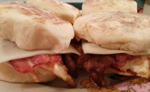 Tojásos baconos muffin