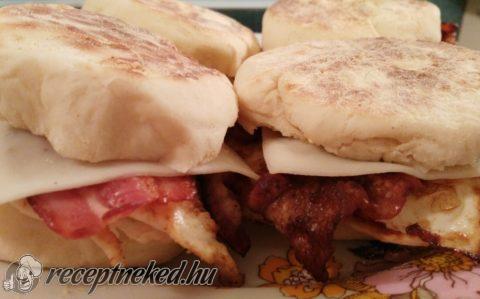 Tojásos baconos muffin
