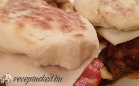 Tojásos baconos muffin
