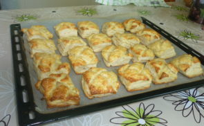 Sajtos-zöldfűszeres kockák
