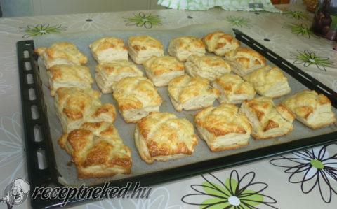 Sajtos-zöldfűszeres kockák
