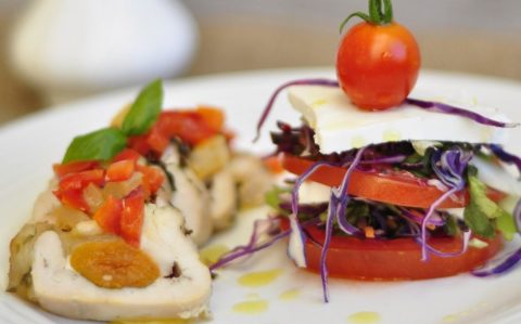 Töltött csirkemell fűszeres vajban sütve feta salátával