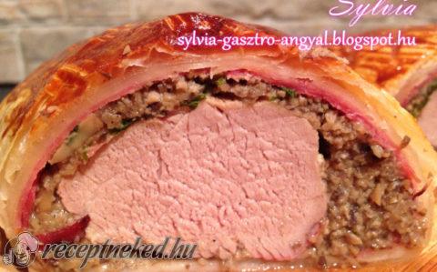 Wellington sertésszűz steak burgonyával és párolt zöldbabbal