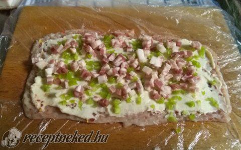 Göngyölt karaj krémsajtos töltelékkel