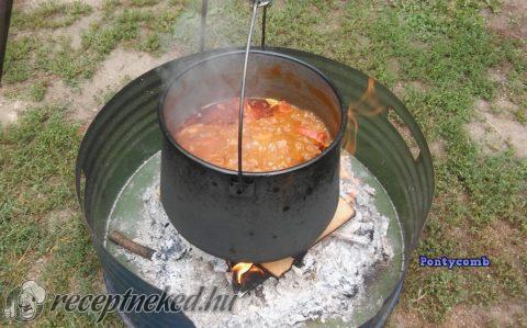 Tyúkpörkölt bográcsban