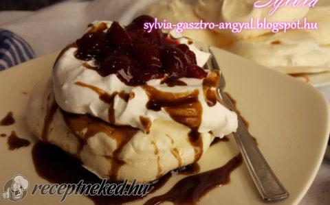 Pavlova tortácskák meggyszósszal és csokiöntettel