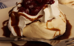 Pavlova tortácskák meggyszósszal és csokiöntettel