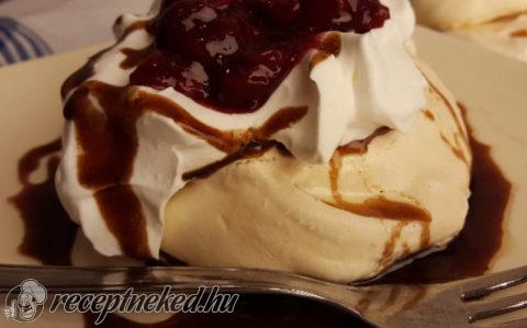 Pavlova tortácskák meggyszósszal és csokiöntettel