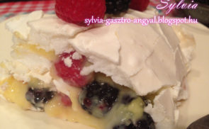 Pavlova tekercs szedres-málnás vaníliakrémmel