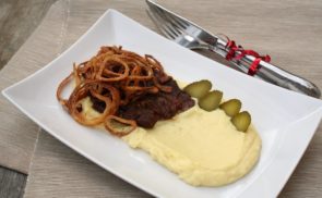 Sertéssült krémes burgonyapürével, lyoni hagymával