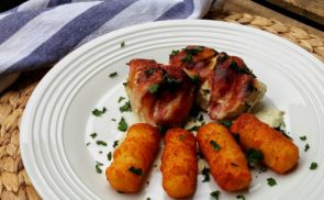 Baconbe tekert sajtszószos csirkemell