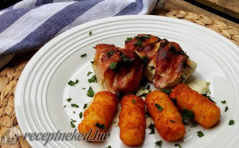 Baconbe tekert sajtszószos csirkemell