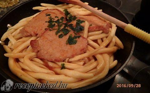 Rozsdás karaj csavart makarónival