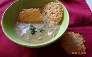 Padlizsánkrémleves sajt chipsszel