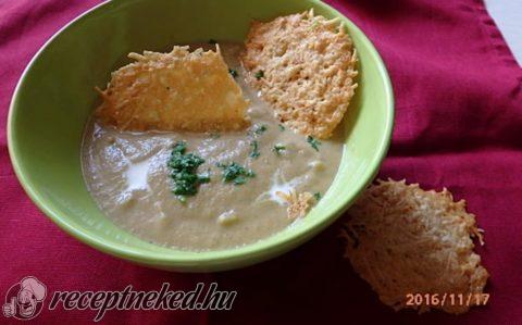 Padlizsánkrémleves sajt chipsszel