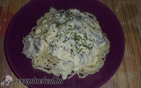 Sajtos gombás tejfölös spagetti