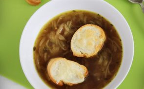 Francia barna sörös hagymaleves