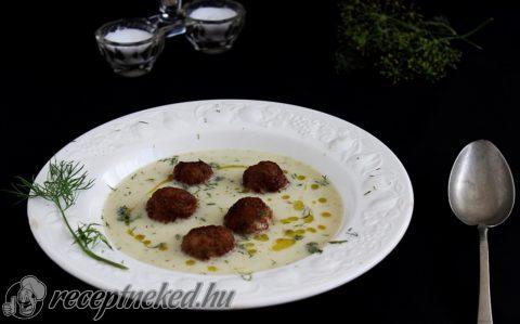 Karalábé krémleves kakukkfüves húsgombóccal