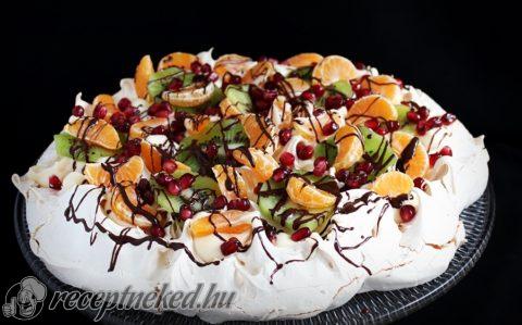 Pavlova vaníliakrémmel és gyümölccsel