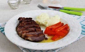 Libamell sajtos krumplipürével és narancsos-mézes sárgarépával