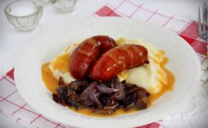 Csípős sült debreceni lilahagymával