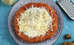 Csicsókás lángos fehér tönkölylisztből