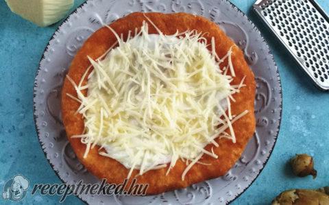 Csicsókás lángos fehér tönkölylisztből