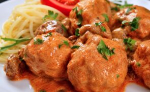 Bakonyi húsgombóc spagettivel