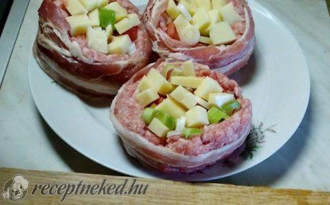 Baconbe tekert finomságokkal töltött húskosár