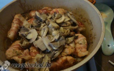 Boros-gombás, baconbe tekert csirkemell
