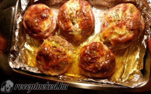 Baconbe tekert finomságokkal töltött húskosár