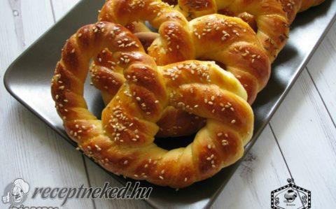 Köményes- szezámmagos perecek íróval