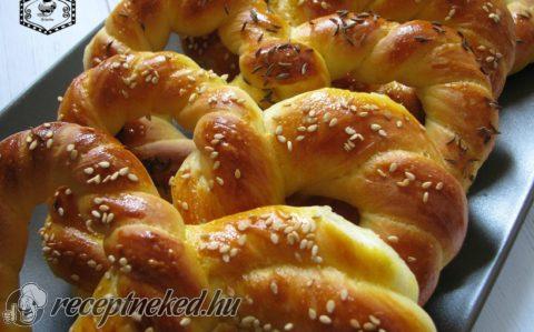 Köményes- szezámmagos perecek íróval