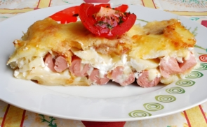 Krumpli ágyon és szalonnán sült sajtos virsli