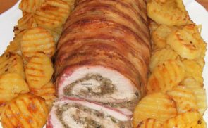 Töltött pulykamell baconbe tekerve