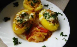 Pörkölttel töltött krumpli