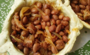 Hagymás bab kenyértányérban