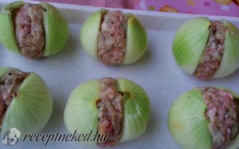 Húsgolyó baconos hagymában