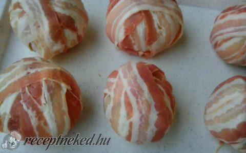 Húsgolyó baconos hagymában