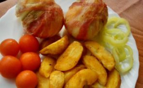 Húsgolyó baconos hagymában