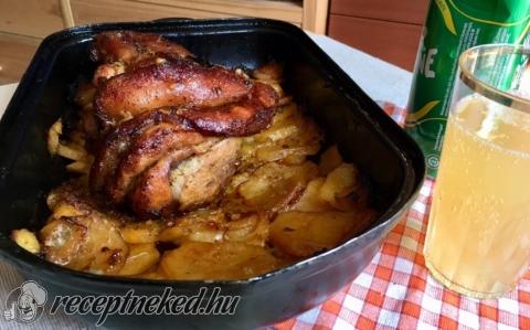 Fokhagymás-paprikás pácolt csülök burgonya ágyon