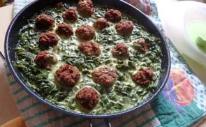 Római köményes húsgombócok spenótos curryvel