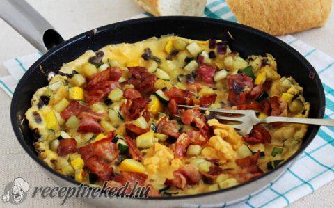Baconos-cukkinis serpenyős tojás