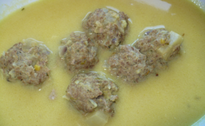 Krémes curryleves ananászos húsgolyókkal