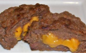Hamburger húspogácsa, sajttal töltve
