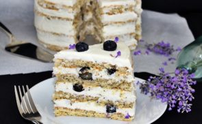 Áfonyás torta levendulás vaníliakrémmel