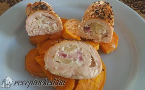 Lilahagymás túróval töltött csirkemell