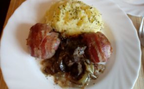 Baconos csirkemáj hagymaágyon