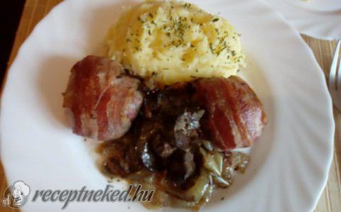 Baconos csirkemáj hagymaágyon