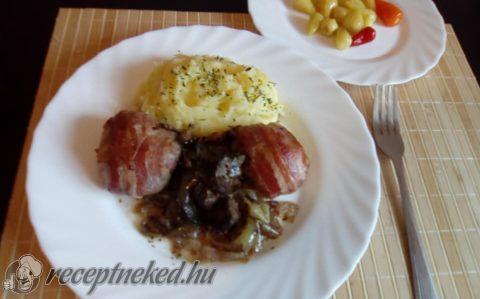 Baconos csirkemáj hagymaágyon